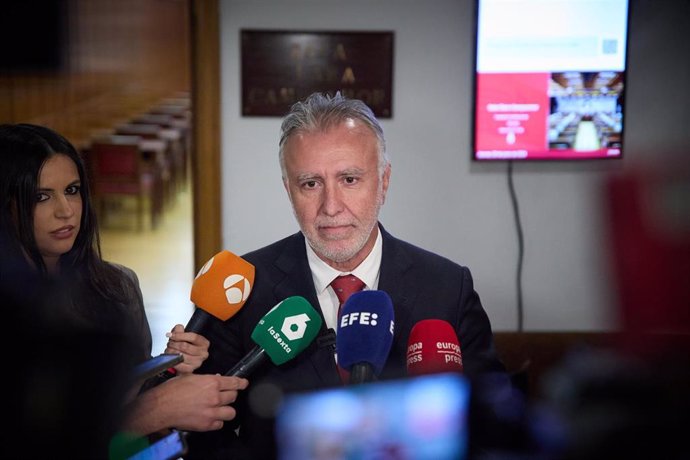 El ministro de Política Territorial y Memoria Democrática, Ángel Víctor Torres, atiende a los medios a su llegada para comparecer ante la Comisión Constitucional, en el Senado, a 20 de junio de 2024, en Madrid (España). Durante la Comisión, el ministro ha