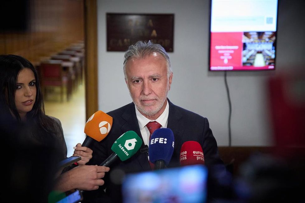 El ministro de Política Territorial y Memoria Democrática, Ángel Víctor Torres, atiende a los medios a su llegada para comparecer ante la Comisión Constitucional, en el Senado, a 20 de junio de 2024, en Madrid (España). Durante la Comisión, el ministro 
