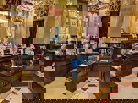 Los diputados de la oposición abandonan la comparecencia de Prohens y se unen a la protesta contra Le Senne