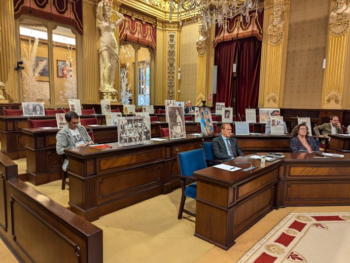 Bancada vacía del PSIB en el Parlament