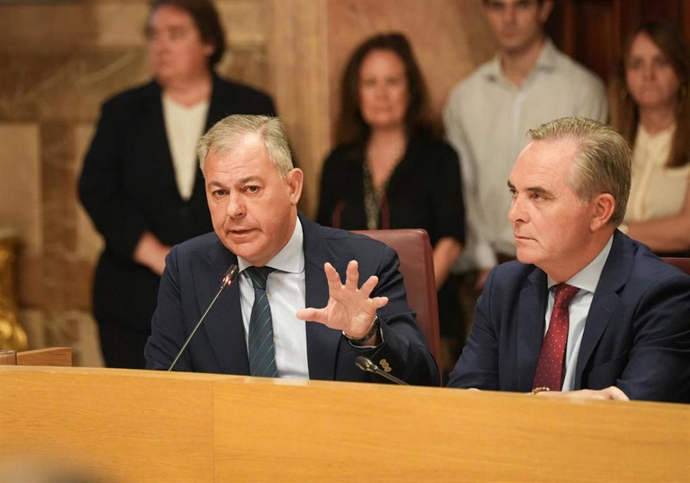 El alcade de Sevilla, José Luis Sanz, junto al portavoz municipal del PP, Juan Bueno, en un momento del pasado Pleno municipal. 