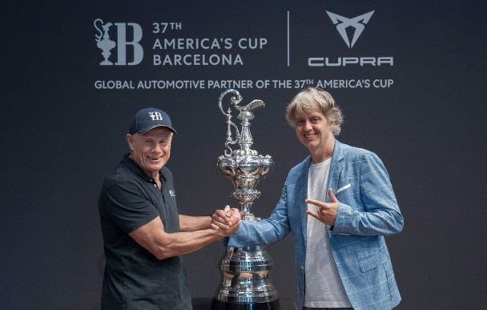 El ceo de America's Cup Event, Grant Dalton (i), y el Chief Brand Officer de Cupra, Ignasi Prieto (d)