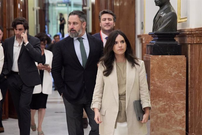 El líder de Vox, Santiago Abascal y la portavoz del partido en el Congreso, Pepa Millán, a su salida de una sesión plenaria, en el Congreso de los Diputados, a 18 de junio de 2024, en Madrid (España).