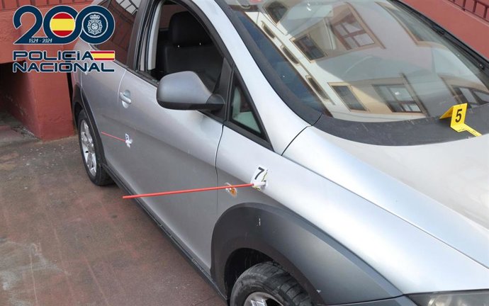 Archivo - Imagen del impacto de bala en el coche