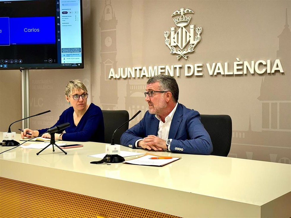 Archivo - La portavoz del Grupo municipal de Compromís Papi Robles y el concejal Ferran Puchades (archivo)