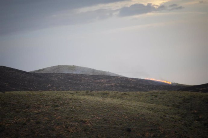 Archivo - Incendio en un paraje de la localidad de Enix (Almería). A 09 de febrero de 2024, en Almería (Andalucía, España). (Foto de archivo).