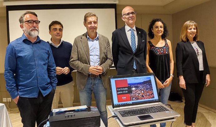 Los concejales del PSOE en el Ayuntamiento de Oviedo Juan Álvarez, Javier Ballina, Carlos Fernández Llaneza (Portavoz), Jorge García, Natalia Sánchez y Marisa Ponga, participan en un desayuno informativo.