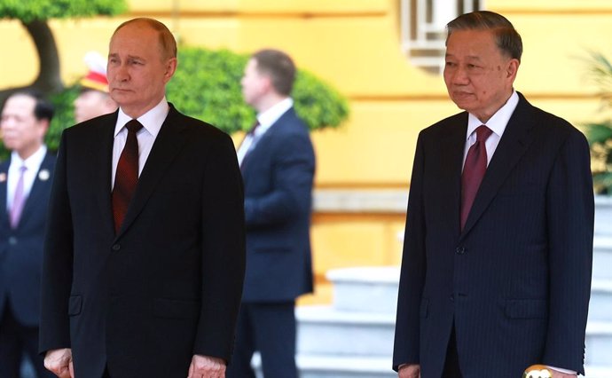 El presidente ruso, Vladimir Putin, junto a su homólogo vietnamita, To Lam.