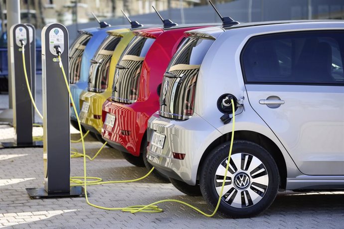 Archivo - Vehículos eléctricos cargando