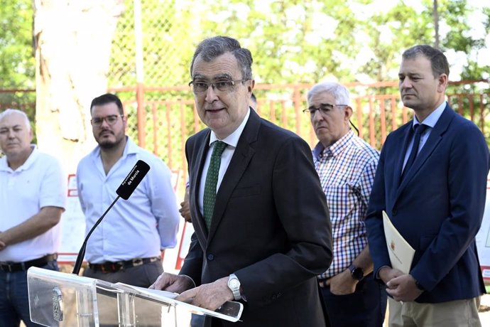 El alcalde de Murcia, José Ballesta, informa en rueda de prensa sobre la retirada de el fibrocemento por placas solares en doce colegios públicos