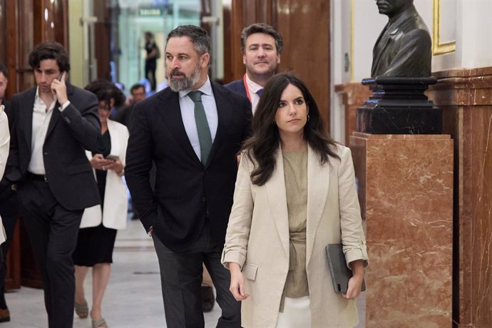 El líder de Vox, Santiago Abascal (2i) y la portavoz del partido en el Congreso, Pepa Millán (1d), a su salida de una sesión plenaria, en el Congreso de los Diputados, a 18 de junio de 2024, en Madrid (España). El Congreso debate y vota hoy, una iniciativ