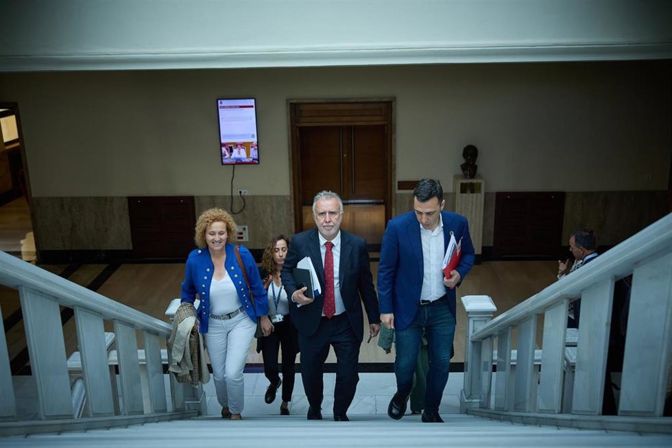 El ministro de Política Territorial y Memoria Democrática, Ángel Víctor Torres (c), a su llegada para comparecer ante la Comisión Constitucional, en el Senado, a 20 de junio de 2024, en Madrid (España). Durante la Comisión, el ministro ha informado sobr
