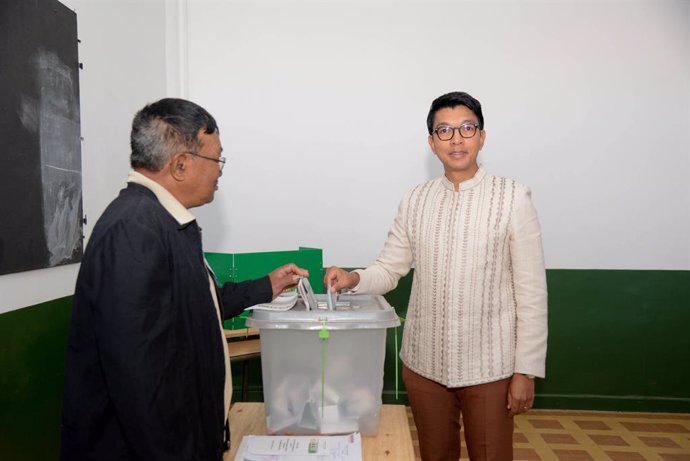 ANTANANARIVO, May 29, 2024  -- Malagasy President Andry Rajoelina (R) casts his vote at a polling station in Antananarivo, Madagascar, on May 29, 2024. The parliamentary election in Madagascar took place on Wednesday, with citizens voting to elect 163 dep