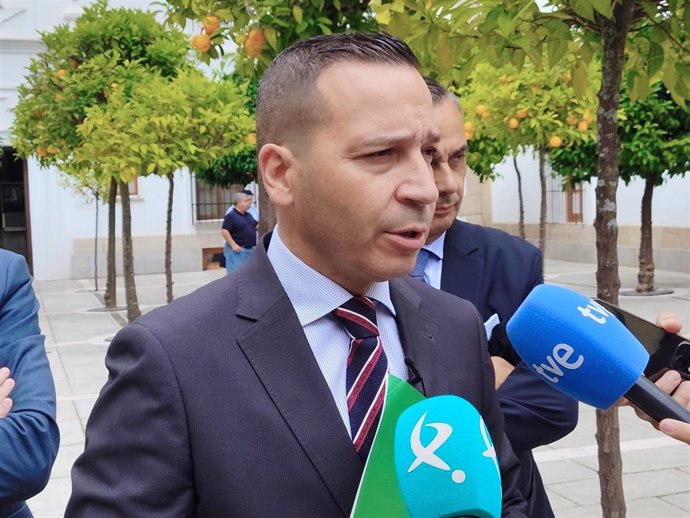 El portavoz del Grupo Parlamentario de Vox, Óscar Fernández, ofrece declaraciones a los medios de comunicación en el patio exterior de la Asamblea.