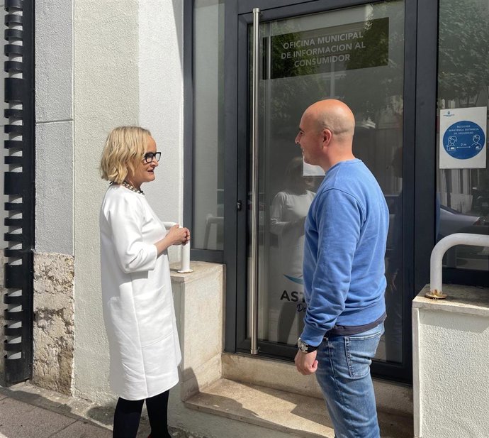 El concejal de Comercio de Astillero, Alejandro Polo y la responsable de la OMIC en el Ayuntamiento de Astillero, Ana España