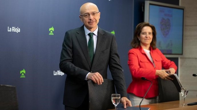El director general de Desarrollo Rural, David Martín, junto con la directora general de Innovación Educativa, Carolina Fernández, realizan un balance del Plan de Consumo de Frutas y Hortalizas en los centros escolares