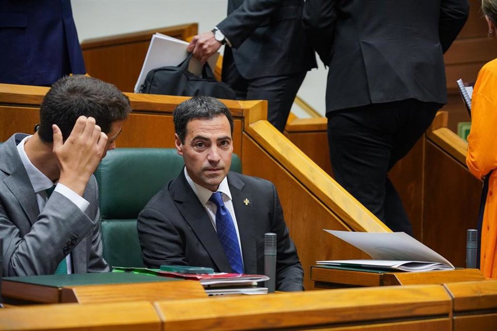 El candidato del PNV a lehendakari, Imanol Pradales (d), durante el pleno de designación del lehendakari del Gobierno Vasco, en el Parlamento Vasco, a 20 de junio de 2024, en Vitoria-Gasteiz, Álava, País Vasco (España).