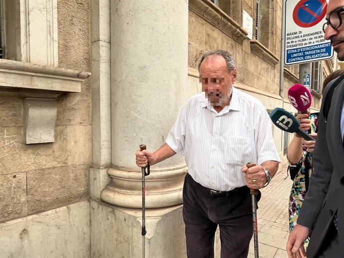 El sacerdote acusado de abusos sexuales por una mujer con discapacidad, entrando a los Juzgados acompañado de su abogado.