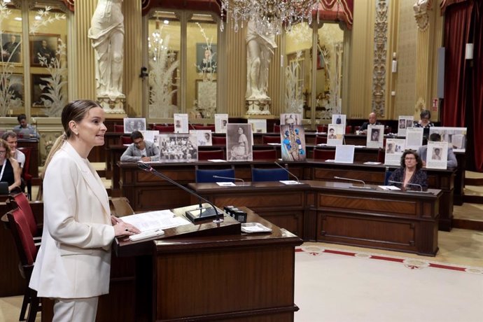 La presidenta del Govern, Marga Prohens, interviene en el pleno con la bancada del PSIB vacía.