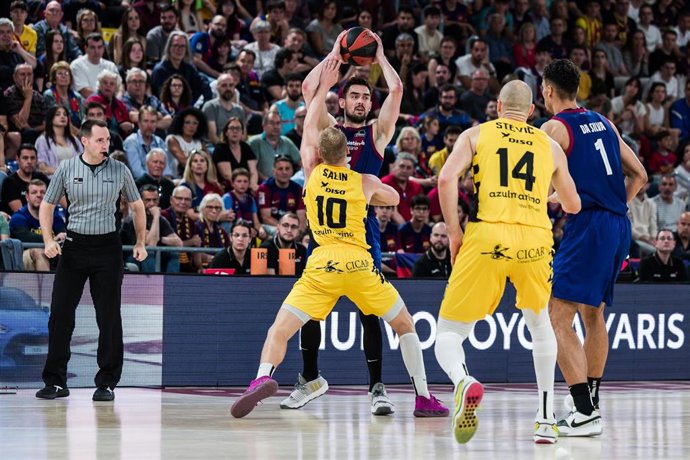 Archivo - Sasu Salin defiende a Tomas Satoransky en el Barça-Lenovo Tenerife de la Liga Endesa 2023-2024