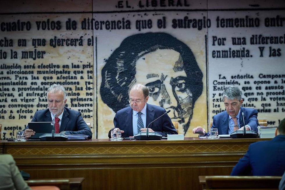 El ministro de Política Territorial y Memoria Democrática, Ángel Víctor Torres (i), comparece ante la Comisión Constitucional, en el Senado, a 20 de junio de 2024, en Madrid (España). Durante la Comisión, el ministro ha informado sobre las líneas genera