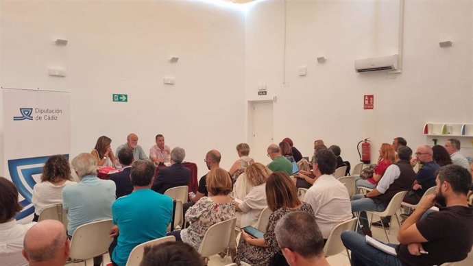 Javier Vidal con asociaciones memorialistas, ayuntamientos y representantes de la UCA en un encuentro en Jerez.