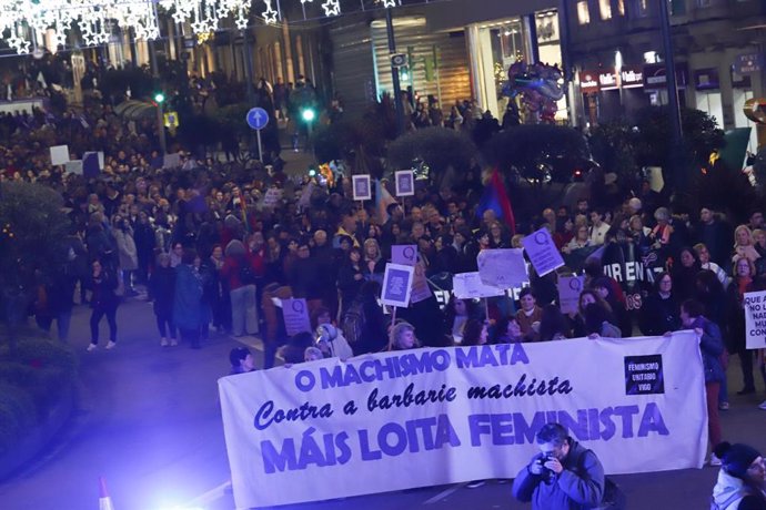 Archivo - Centenares de personas, durante una marcha por la eliminación de la violencia contra las mujeres, a 25 de noviembre de 2023, en Vigo, Pontevedra, Galicia (España). La concentración ha sido convocada por la Marcha Mundial das Mulleres bajo el lem