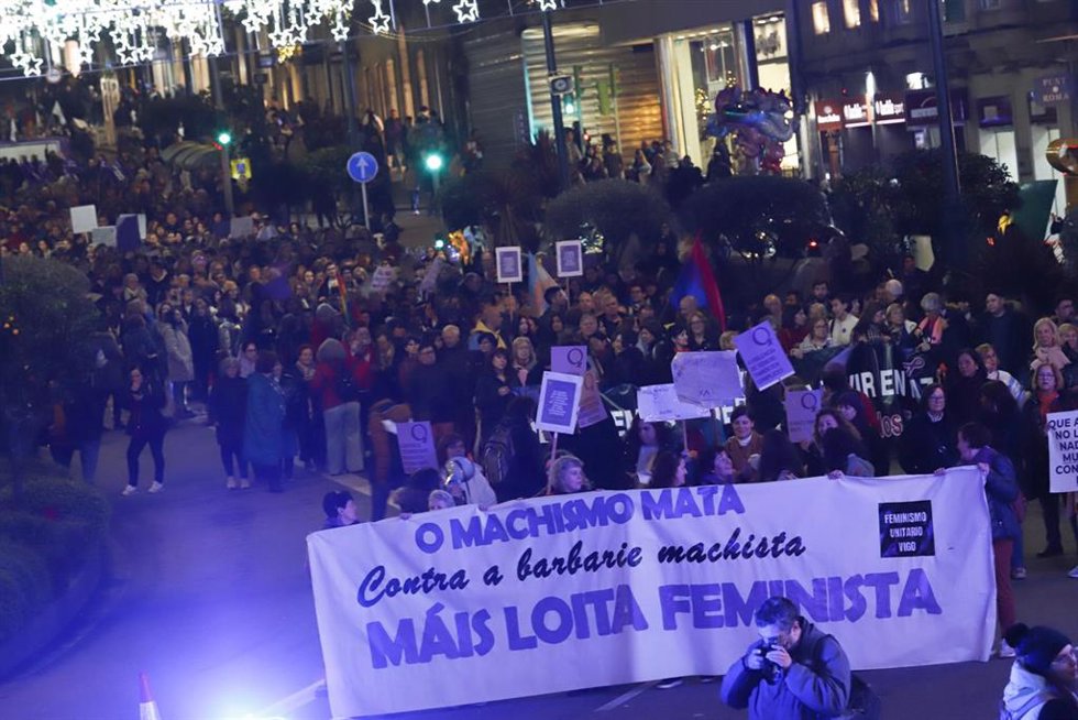 Archivo - Centenares de personas, durante una marcha por la eliminación de la violencia contra las mujeres, a 25 de noviembre de 2023, en Vigo, Pontevedra, Galicia (España). La concentración ha sido convocada por la Marcha Mundial das Mulleres bajo el l