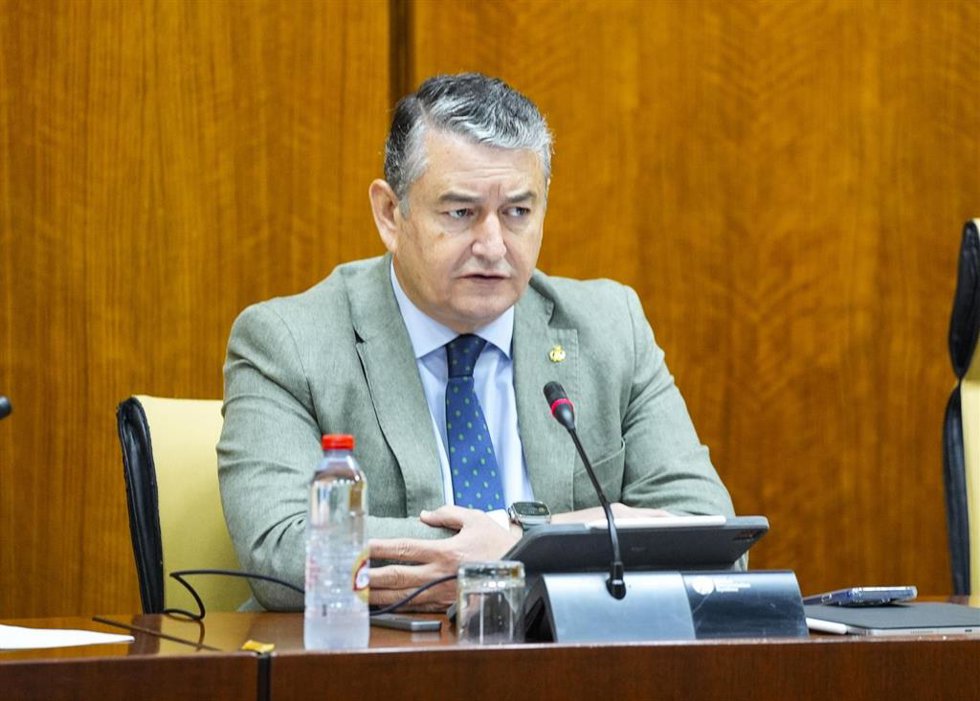 El consejero de la Presidencia, Interior, Diálogo Social y Simplificación Administrativa, Antonio Sanz, comparece en comisión parlamentaria.