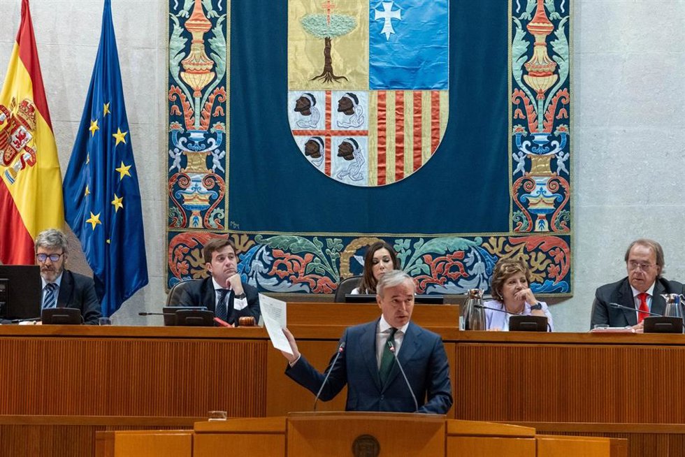 El presidente del Gobierno de Aragón, Jorge Azcón, interviene en el Pleno de las Cortes autonómicas.