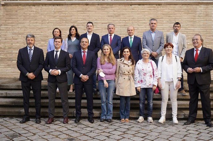 La presidenta de las Cortes de Aragón y otros miembros del Parlamento con representantes de la Asociación Long COVID.