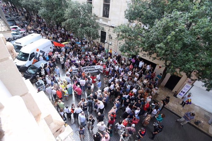 Concentración frente al Parlament balear para pedir la dimisión del presidente de la Cámara, Gabriel Le Senne.