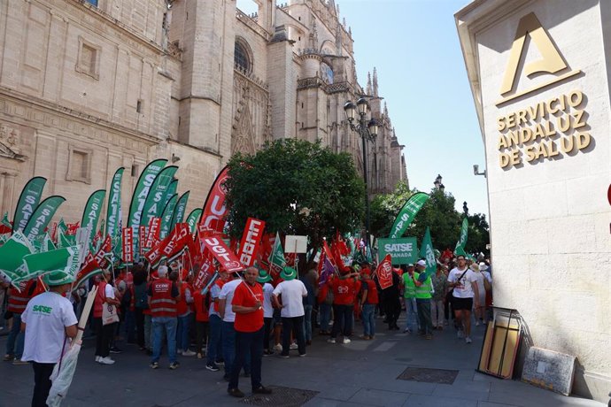 Concentración convocada por los sindicatos SATSE, CSIF, CCOO y UGT ante los servicios centrales del SAS en la sede del SAS, a 20 de junio de 2024 en Sevilla (Andalucía, España). 