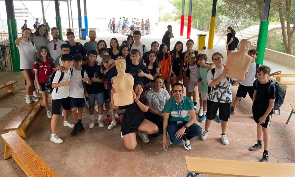 Taller de reanimación cardiopulmonar impartido por el hospital Vithas Almería a alumnos del IES Mar Mediterráneo.