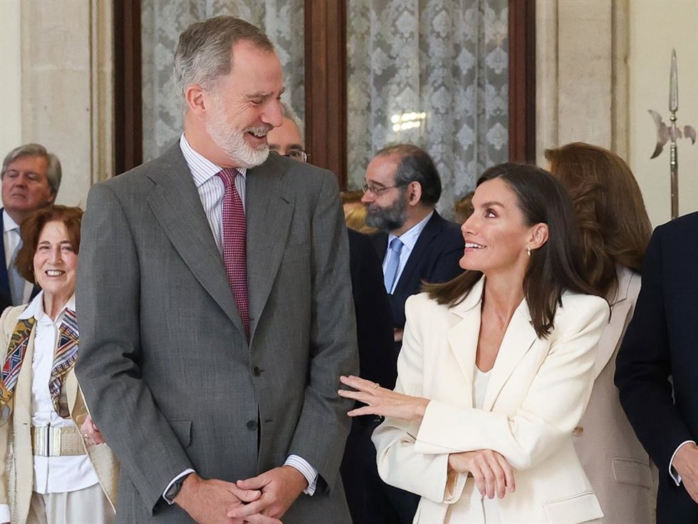 El Rey Felipe y la Reina Letizia durante la inauguración de la exposición 'Felipe VI 2014 2024. Una década de historia de la Corona de España', en el Palacio Real