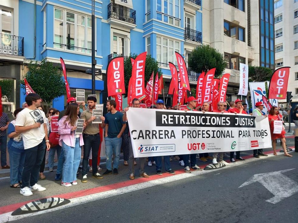 Los sindicatos SIAT, UGT, CSIF y CCOO en una concentración frente a la Delegación de Hacienda en La Rioja el pasado miércoles