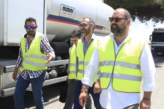 El diputado provincial del Área de Cooperación, Javier Bello, en una visita a las obras en la carretera que discurre por Pago del Humo en Chiclana (Cádiz).