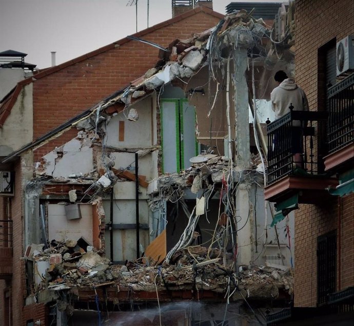 Archivo - Obras de derribo de un inmueble en San Fernando de Henares afectado por las obras de ampliación de la 7B de Metro