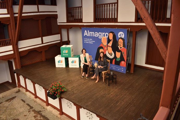 La responsable de patrocinios de Iberdrola, Laura Gil, junto a la directora del Festival, Irene Pardo, en el Corral de Comedias de Almagro.