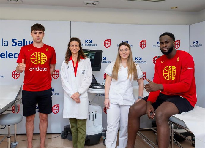 Los jugadores de la selección española Juan Núñez y Usman Garuba en el reconocimiento médico previo al Preolímpico de Valencia