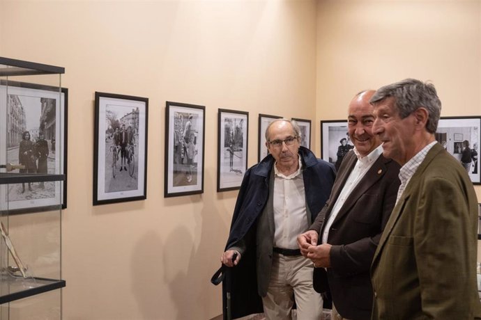 El hijo del fotógrafo Foto Río, Juan Manuel Riosalido (izda), el presidente de la Diputación, Miguel Ángel de Vicente, y el director del Museo Rodera Robles, Rafa Cantalejo (D).