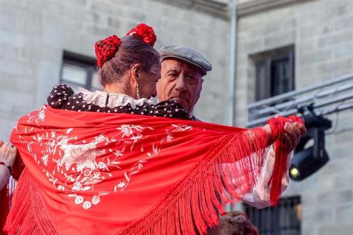 Archivo - Actuación castiza de la Agrupación de madrileños y amigos los castizos durante la celebración de las Fiestas de La Paloma en la plaza de la Paja 