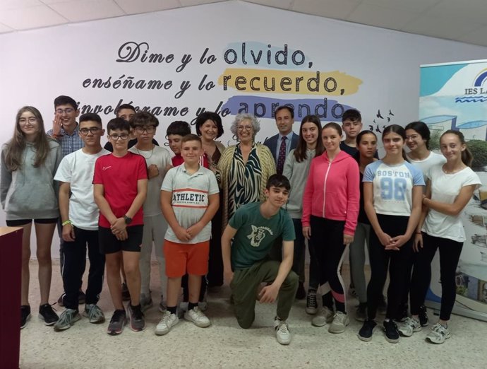 El delegado de Desarrollo Educativo y Formación Profesional de la Junta en Huelva, Carlos Soriano, en su visita al IES La Ribera de Almonte.