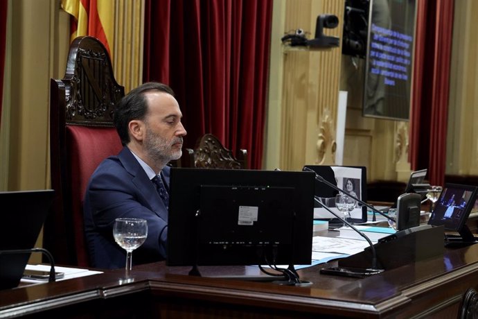 El presidente del Parlament, Gabriel Le Senne, durante la sesión plenaria.