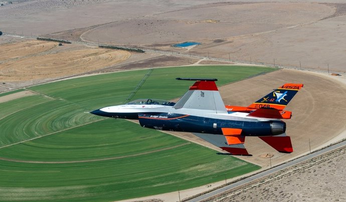 El avión de prueba de simulador de vuelo de estabilidad variable X-62A, o VISTA. El programa de Evolución del Combate Aéreo de DARPA respaldado por APL utilizó el VISTA para probar y evaluar la inteligencia artificial y la autonomía