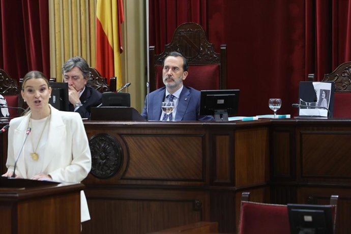 El presidente del Parlament, Gabriel Le Senne, detras de la presidenta del Govern, Marga Prohens.