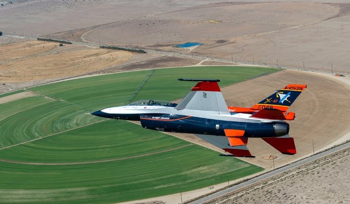 Ciencia.-Un R2D2 para volar junto a pilotos de combate toma forma en EEUU