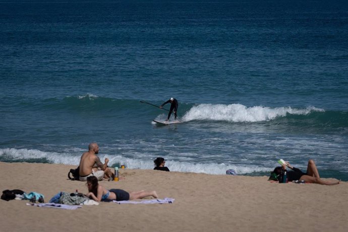 Archivo - Arquivo - Varias persoas toman o sol na praia 