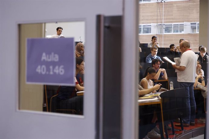 Estudiantes en un aula el primer día de los exámenes de selectividad, en la UPF Ciutadella, a 4 de junio de 2024, en Barcelona, Catalunya (España). 