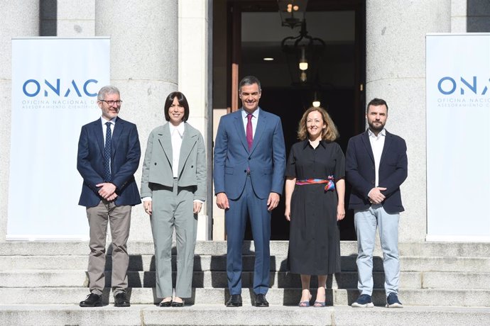 La ministra de Ciència i Innovació, Diana Morant (2e) i el president del Govern, Pedro Sánchez (3e), posen a la seua arribada a la presentació de l'Oficina Nacional d'Assessorament Científic (ONAC)